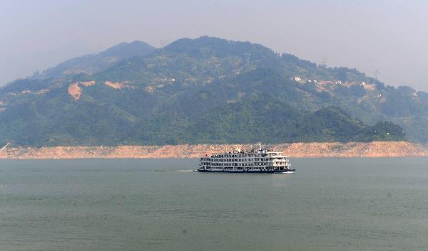 A passenger liner sails on the upper reaches of the dam of the Three Gorges Water Conservancy Project, as the water level lowering vestige clearly in vision, in Zigui County, central China's Hubei Province, May 30, 2010. The Three Gorges Reservoir had lowered its water level to 150.40 meters by 8:00 a.m. Sunday from the climax of 171.43 meters during last year's probationary water storage. The water level is to be further lowered to 145 meters by June 10 in a preemptive measure for flood prevention.