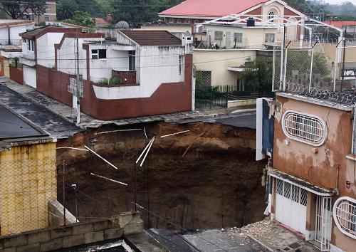 A sinkhole caused by the rains is seen in Guatemala City, capital of Guatemala, May 30, 2010. The death toll caused by storm Agatha in Guatemala has risen to 73, the country&apos;s disaster relief authority spokesman David de Leon said on Sunday. [Xinhua] 