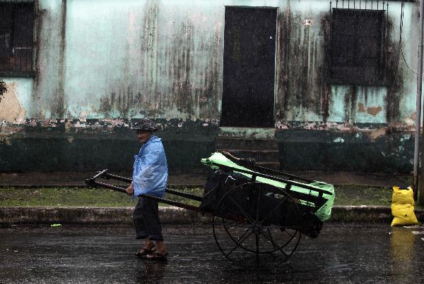 A man pulls his cart through the rain caused by Tropical Storm Agatha in Guatemala City May 29, 2010. Guatemala declared a state of emergency on Saturday as heavy rain from Tropical Storm Agatha lashed the Central American nation. [Xinhua/Reuters]