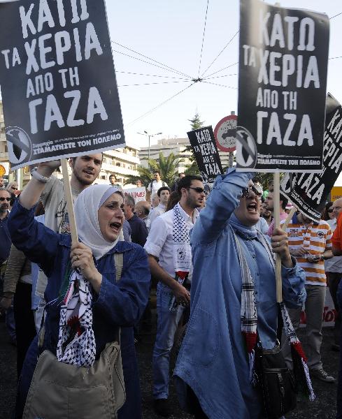 Pro-Palestinian protesters rally outside the Israeli embassy in Athens, capital of Greece, May 31, 2010. The protest, which ended with minor clashes between protesters and police, was held against Israel&apos;s deadly attack on a humanitarian aid flotilla bound for Gaza. [Xinhua]