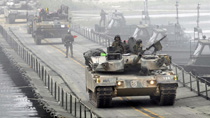 S Korean tanks hold river-crossing exercise for possible DPRK hostilities