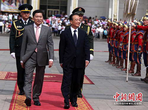 Chinese Premier Wen Jiabao arrived in Ulan Bator Tuesday to start his two-day official visit to Mongolia.