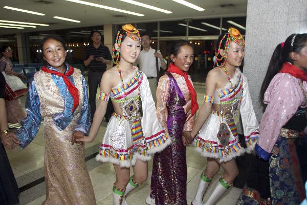 Children from northwest China's quake-hit Yushu Prefecture and children of Tianjin dance together at the youth activity center of Tianjin, north China, May 30, 2010. 