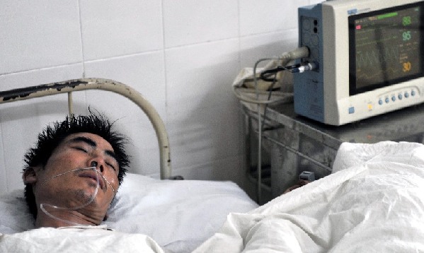 Zeng Taisheng receives treatments in the People's Hospital of Rucheng County, central China's Hunan Province, May 31, 2010.