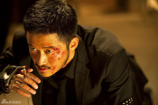 The action thriller 'City Under Siege' by Hong Kong director Benny Chan stars Aaron Kwok, Hsu Chi, Collin Chou, Jacky Wu and Zhang Jingchu. It is slated for wide release in China in August 2010. 