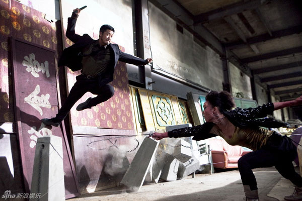 The action thriller 'City Under Siege' by Hong Kong director Benny Chan stars Aaron Kwok, Hsu Chi, Collin Chou, Jacky Wu and Zhang Jingchu. It is slated for wide release in China in August 2010.