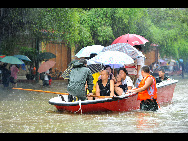 Rescuers using a lifeboat to rescue residents trapped by the flood in Laibin, southwest China's Guangxi Zhuang Autonomous Region, June 1, 2010. It is said 11 townships in Guangxi have received more than 300 millimeters of rain since Monday night, with several suffering from flooding. [Xinhua]