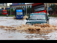 A vehicle is flooded in Laichenggang City, south China's Guangxi Zhuang Autonomous Region, June 1, 2010, due to the continuing severe rain and storm. [Xinhua]