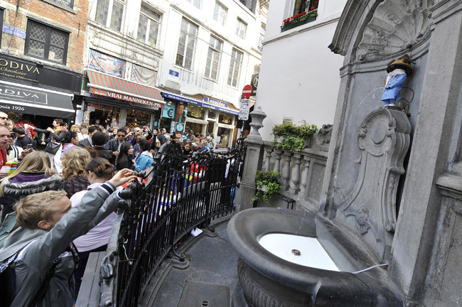 Brussels&apos; famous Manneken Pis statue pees milk with costumes of western African nomadic Fula people to mark the 10th World Milk Day in Brussels, capital of Belgium, June 1, 2010. [Xinhua]