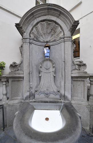 Brussels&apos; famous Manneken Pis statue pees milk with costumes of western African nomadic Fula people to mark the 10th World Milk Day in Brussels, capital of Belgium, June 1, 2010. [Xinhua]