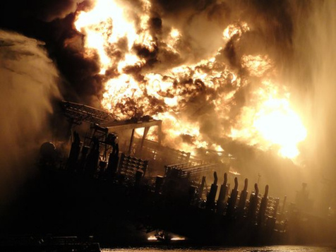 A file photo released on Tuesday by Steadfast TV shows the Deepwater Horizon drilling platform on fire in the Gulf of Mexico on April 20, 2010. A documentary about the Gulf tragedy was aired on the National Geographic Channel on May 27. The sinking platform fractured the oil pipe connecting it to the undersea well, leading to a massive oil spill. [China Daily/Steadfast TV] 