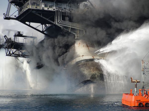  A file photo released on Tuesday by Steadfast TV shows the collapsing Deepwater Horizon drilling platform in the Gulf of Mexico on April 22, 2010.[China Daily/Steadfast TV]