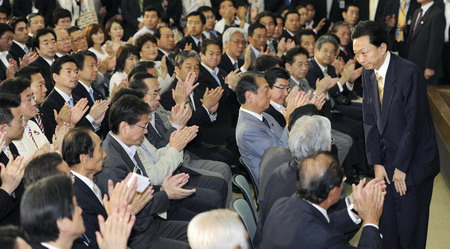 Japan&apos;s Prime Minister Yukio Hatoyama (R) is applauded by lawmakers of his ruling Democratic Party of Japan (DPJ) at a general meeting of DPJ lawmakers at the parliament building in Tokyo June 2, 2010. Hatoyama said on Wednesday he and his powerful party No. 2 would resign after a slide in the polls threatened their party&apos;s chances in an election expected next month.[China Daily/Agencies] 
