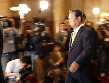 Japan&apos;s ruling Democratic Party Secretary-General Ichiro Ozawa enters a room for a meeting with Prime Minister Yukio Hatoyama at the parliament in Tokyo June 1, 2010.[China Daily/Agencies] 