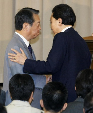 Japan&apos;s Prime Minister Yukio Hatoyama (R) talks with Ichiro Ozawa, secretary-general of the ruling Democratic Party of Japan (DPJ), during a general meeting of DPJ lawmakers at the parliament building in Tokyo June 2, 2010.[China Daily/Agencies]