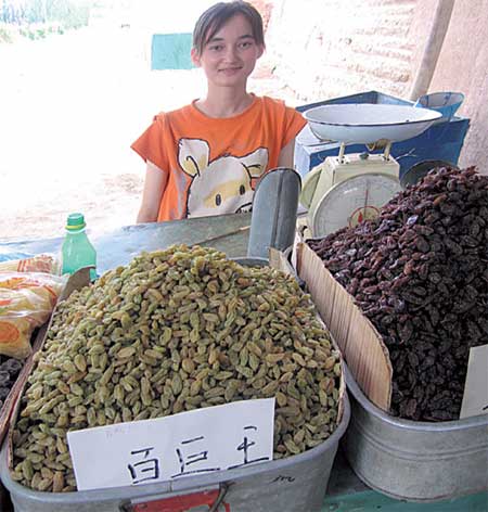 A Uyghur local selling giant raisins produced in Turpan. Photo: Peter C. Espina. 