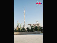 The new Guangzhou television tower seen at the southern waterfront in Guangzhou in May 27, 2010. The tower is 450 meters tall. It is located south of Zhujiang New Town, a planned central business district of Guangzhou. [Photo by Cheng De]