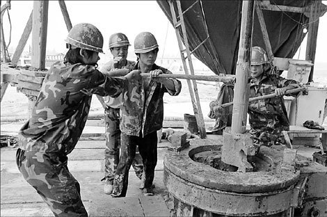 Workers drill for gas at a Sinopec base in Huaibei, Anhui province. The company is in talks with Britain's BP Plc over potentially collaborating in the exploration and development of shale gas in China.