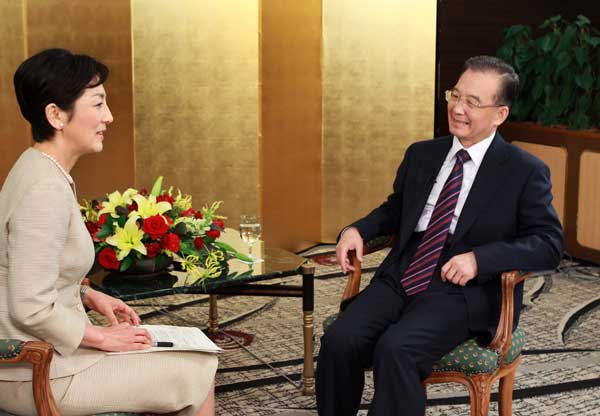 Chinese Premier Wen Jiabao (R) is interviewed by public broadcaster NHK in Tokyo, capital of Japan, June 1, 2010. (Xinhua/Pang Xinglei) 