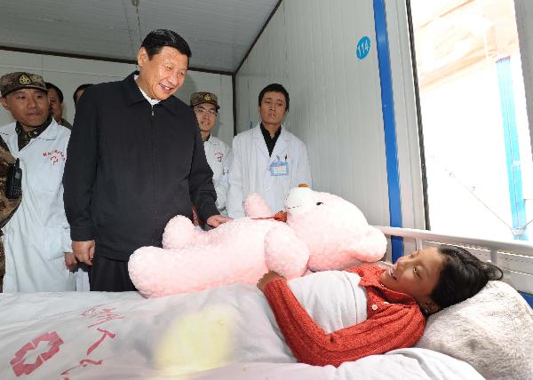  Chinese Vice President Xi Jinping(L front) talks to a girl injured in the earthquake at a hospital in quake-hit Yushu County, northwest China's Qinghai Province, June 1, 2010. 