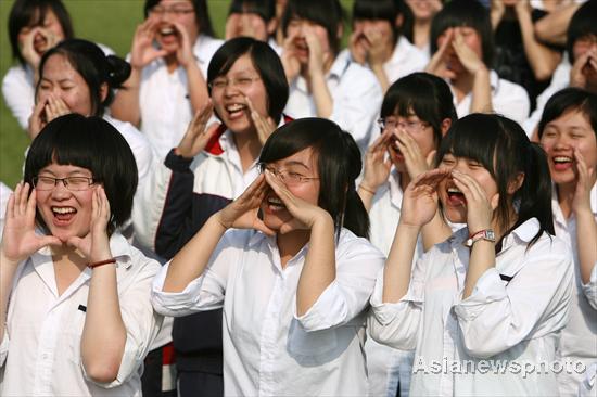 High school students roar with laugher to relieve pressure at Ningbo Economy and Trade School, six days ahead of the Chinese national college entrance examination, or Gaokao, in Zhejiang province, June 1, 2010. [Photo/Asianewsphoto] 