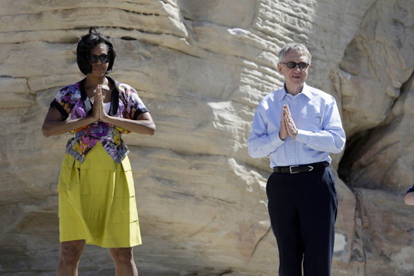 First Lady Michelle Obama (L) and Senate Majority Leader Harry Reid (D-Nev.) take part in an exercise activity at the Red Rock Canyon National Conservation Area near Las Vegas, Nevada June 1, 2010. [Xinhua/Reuters] 