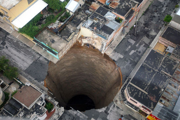 Deep hole In Guatemala On June 1, 2010, a hole more than 100 m opened up in the middle of a neighborhood in Guatemalan City. [huanqiu.com]