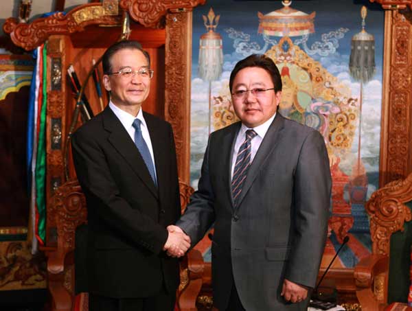 Chinese Premier Wen Jiabao (L) meets with Mongolian President Tsakhia Elbegdorj in Ulan Bator, capital of Mongolia, June 2, 2010. [Pang Xinglei/Xinhua]