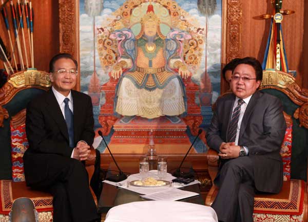 Chinese Premier Wen Jiabao (L) meets with Mongolian President Tsakhia Elbegdorj in Ulan Bator, capital of Mongolia, June 2, 2010. [Pang Xinglei/Xinhua]