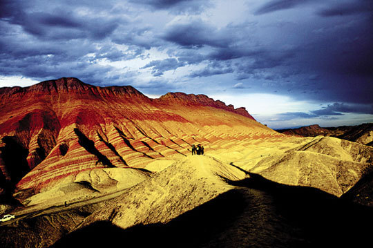 The vistas of rolling rock hills striped with red, orange, black and brown are often compared to a painter's palette. In the magical hands of the painter, the vast barren land showed an unstoppable vigor of life. [Photo:travel.sina.com.cn]