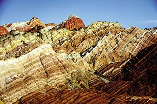 The vistas of rolling rock hills striped with red, orange, black and brown are often compared to a painter's palette. In the magical hands of the painter, the vast barren land showed an unstoppable vigor of life. [Photo:travel.sina.com.cn] 