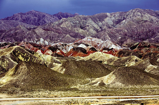 The vistas of rolling rock hills striped with red, orange, black and brown are often compared to a painter's palette. In the magical hands of the painter, the vast barren land showed an unstoppable vigor of life. [Photo:travel.sina.com.cn]