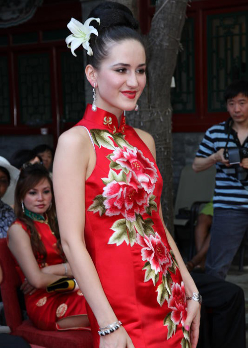 A foreign lady in Qipao, or cheongsam, a traditional Chinese dress with high neck and slit skirt as worn by women of the Manchu nationality. [(Photo: huanqiu. com) 