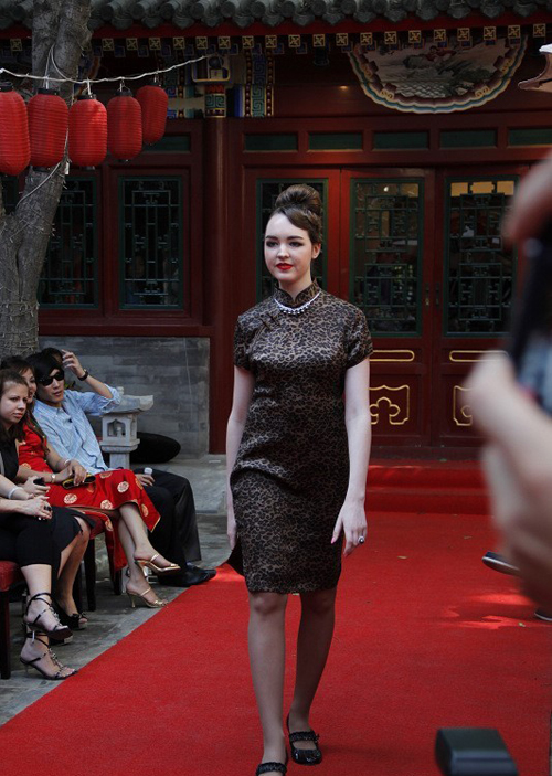 A foreign lady in Qipao, or cheongsam, a traditional Chinese dress with high neck and slit skirt as worn by women of the Manchu nationality. [(Photo: huanqiu. com) 
