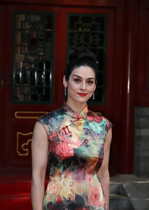 A foreign lady in Qipao, or cheongsam, a traditional Chinese dress with high neck and slit skirt as worn by women of the Manchu nationality. [(Photo: huanqiu. com) 