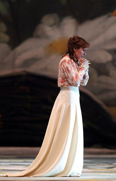 Classic opera 'The Lady of the Camellias', which has been sweeping the world for 157 years now, is staged at the National Centre for the Performing Arts on June 1, Sohu.com reports. Conducted by Lorin Maazel, the opera did not only give audience a chance to experience the fantastic melody, but also surprised them by presenting its stunning images on a 264-square-metre screen. 