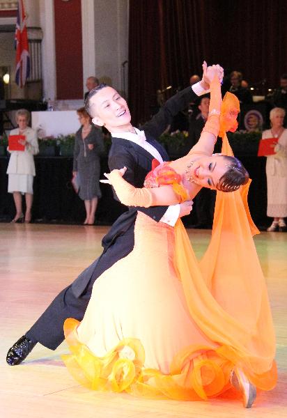 Chinese pair He Chong (L) and Shan Jing perform during the Under 21 Years Ballroom Championship of Blackpool Dance Festival in Blackpool, Britain, June 1, 2010. 