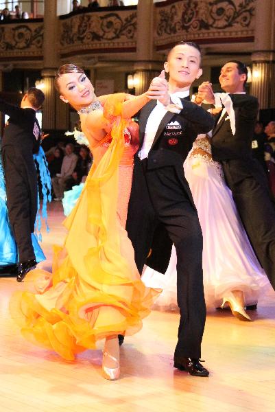 Chinese pair He Chong (R) and Shan Jing perform during the Under 21 Years Ballroom Championship of Blackpool Dance Festival in Blackpool, Britain, June 1, 2010. 