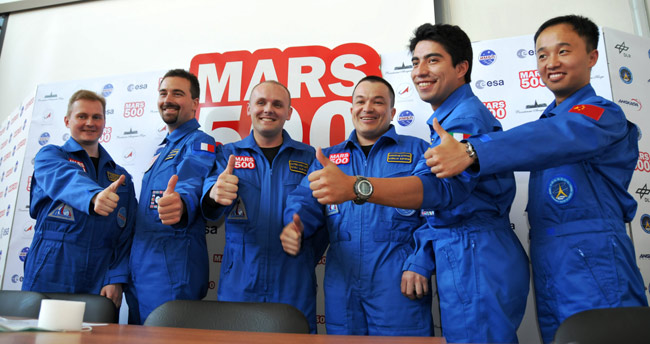 Participants of the simulated Mars expedition give thumbs up during a press conference in Moscow, capital of Russia, June 3, 2010. Participants of a simulated Mars expedition &apos;took off&apos; on Thursday for a 520-day &apos;space trip.&apos; Six people are sealed in the Mars-500 module, which will simulate all aspects of a journey to the Red Planet, with a 250-day trip onward, 30-day stay on &apos;Mars surface&apos; and a 240-day return flight. [Xinhua]