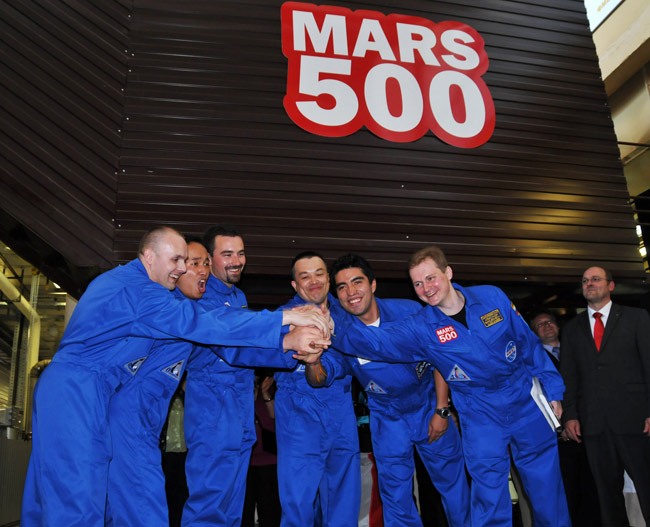 Participants of the simulated Mars expedition pose for photos before they enter the Mars-500 module in Moscow, capital of Russia, June 3, 2010. [Xinhua]