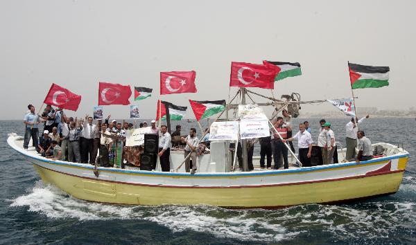 Palestinians attend a protest against the Israeli attack on Gaza Freedom Flotilla on the sea near Gaza, June 3, 2010. [Xinhua] 