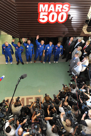 Participants of a simulated Mars expedition &apos;took off&apos; on Thursday for a 520-day &apos;space trip.&apos; Six people are sealed in the Mars-500 module, which will simulate all aspects of a journey to the Red Planet, with a 250-day trip onward, 30-day stay on &apos;Mars surface&apos; and a 240-day return flight. [Xinhua]