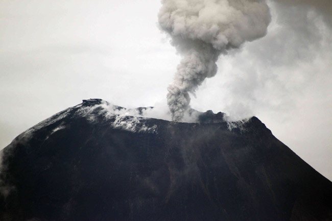 The Tungurahua volcano spews ash and rocks during an eruption in Banos, about 130 km (81 miles) southeast of Quito, June 2, 2010. Tungurahua has been classed as active since 1999 and had a strong eruption in 2008. It is one of eight active volcanoes in the country.[Xinhua]