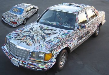 Car covered with 6,000 pens. [CRI Online]