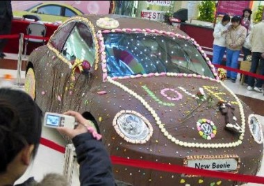  Car covered with 200kg of chocolate. [CRI Online]