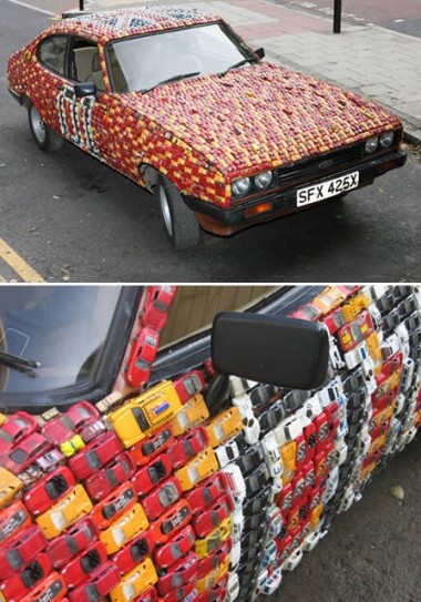 Car covered with 4,500 mini car models. [CRI Online]