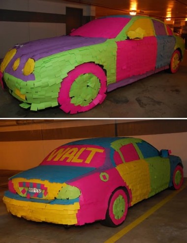 Car covered with 14,000 post-it notes. [CRI Online]