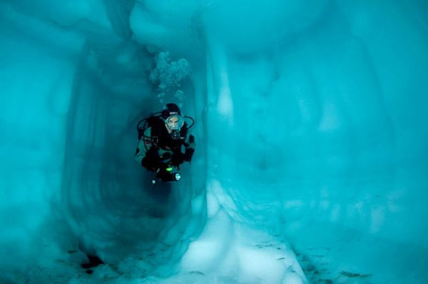 Photos taken by Italian photographer Franco Banfi in the water of Lake Sassolo in Switzerland present a beautiful and magnificent underwater ice world. The lake is located near the south border of Switzerland neighbouring Italy. [tech.sina.com.cn]