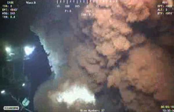 Remotely operated undersea vehicles work to cut and cap the riser pipe at the site of the Deepwater Horizon oil leak as it continues to spew oil into the Gulf of Mexico in this video image taken from a BP live video feed June 3, 2010. [Xinhua]