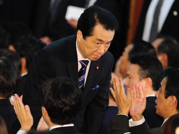 Naoto Kan (C) bows after he won the election to succeed the outgoing Prime Minister Yukio Hatoyama as the Democratic Party of Japan (DPJ) leader in Tokyo, capital of Japan, on June 4, 2010. [Xinhua]